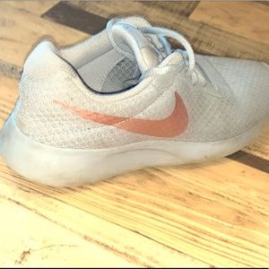 Grey and Rose Gold Tanjun Nike’s (USED)